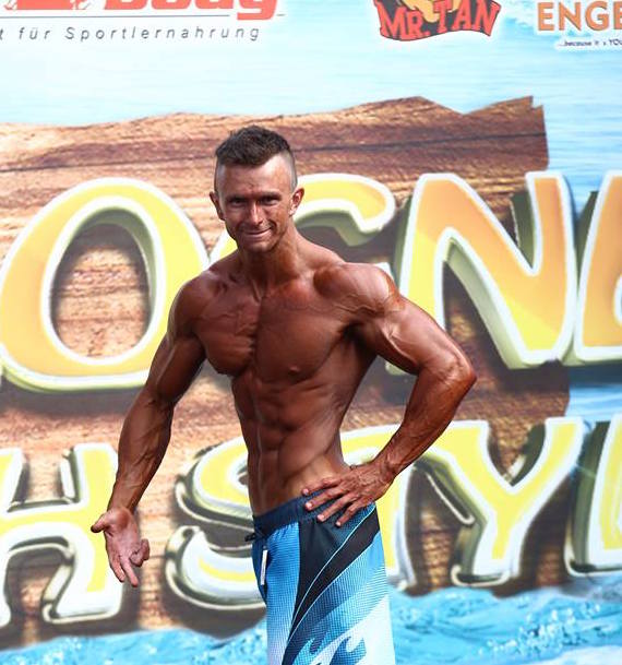 Mens Physique Athlet Andre Conrad auf der Cologne Beach Style in K&ouml;ln